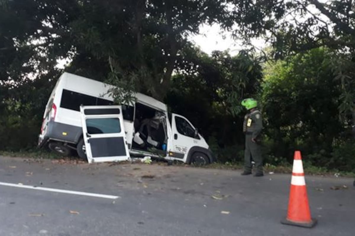 Un muerto y 15 heridos en accidente de bus de excursión