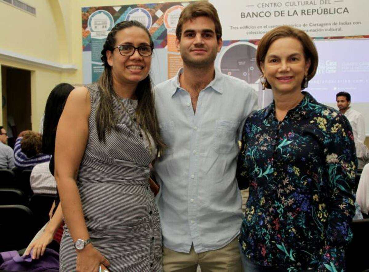 Paola Mercado, Abraham Farah Pareja y Diana de Farah. MARUJA PARRA