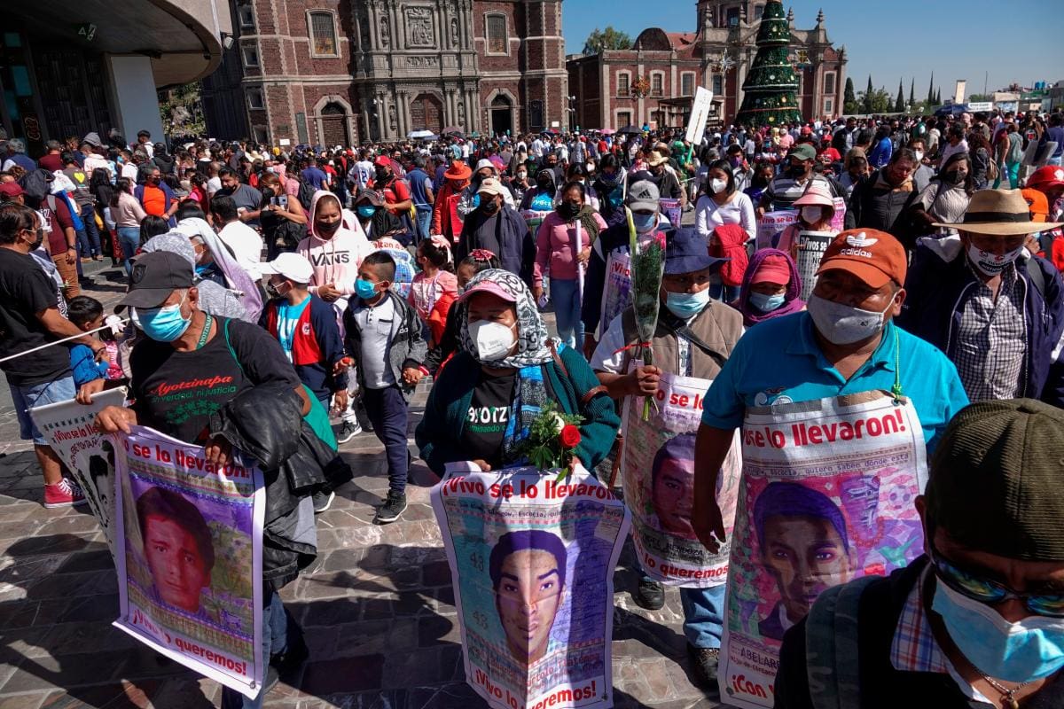 Protestan en Basílica de Guadalupe de México por 87 meses del caso Ayotzinapa