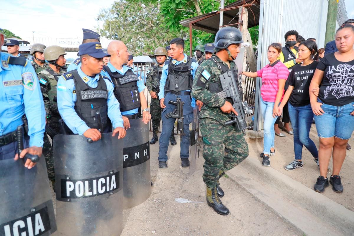 13 personas fueron masacradas en un tiroteo en medio de cumpleaños