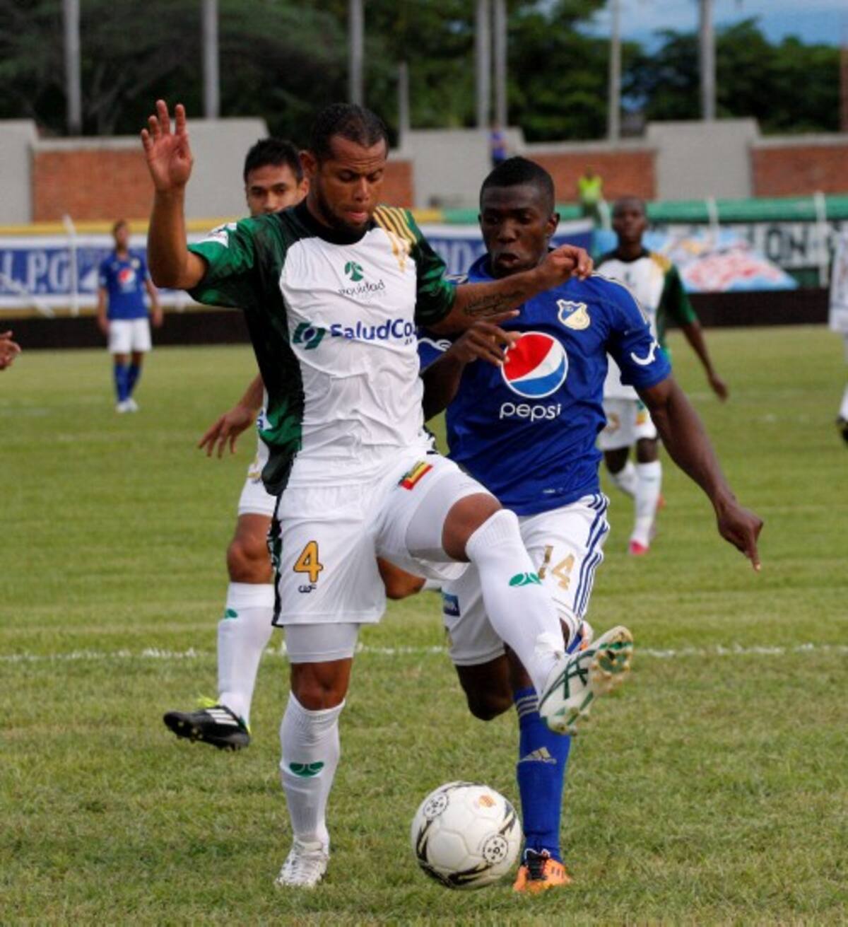 Hugo Soto, jugador de Equidad (primer plano), intentará ser prenda de garantía en la defensa de su equipo. Cortesía Qhubo Bogotá