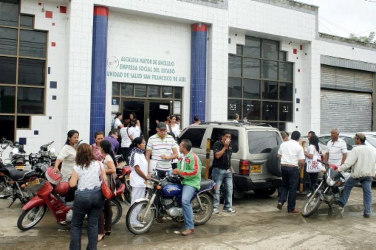 Ayer los trabajadores esperaban a las afueras de la ESE que se les definiera su situación. MANUEL SANTIAGO PÉREZ/EL UNIVERSAL/