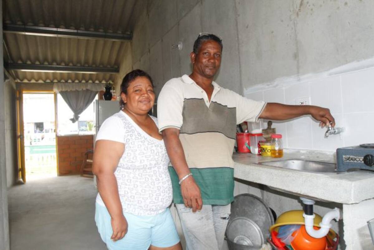 Ángel Miller y su esposa posaron en la vivienda que ya habitan con su hijo y un sobrino desde hace cinco días en Villas de Aranjuez. Aroldo Mestre
