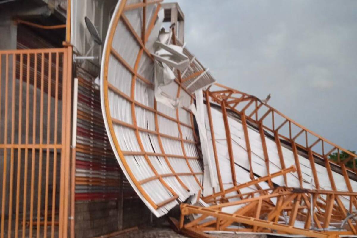 Fuerte brisa derribó el techo del estadio de fútbol de Sahagún