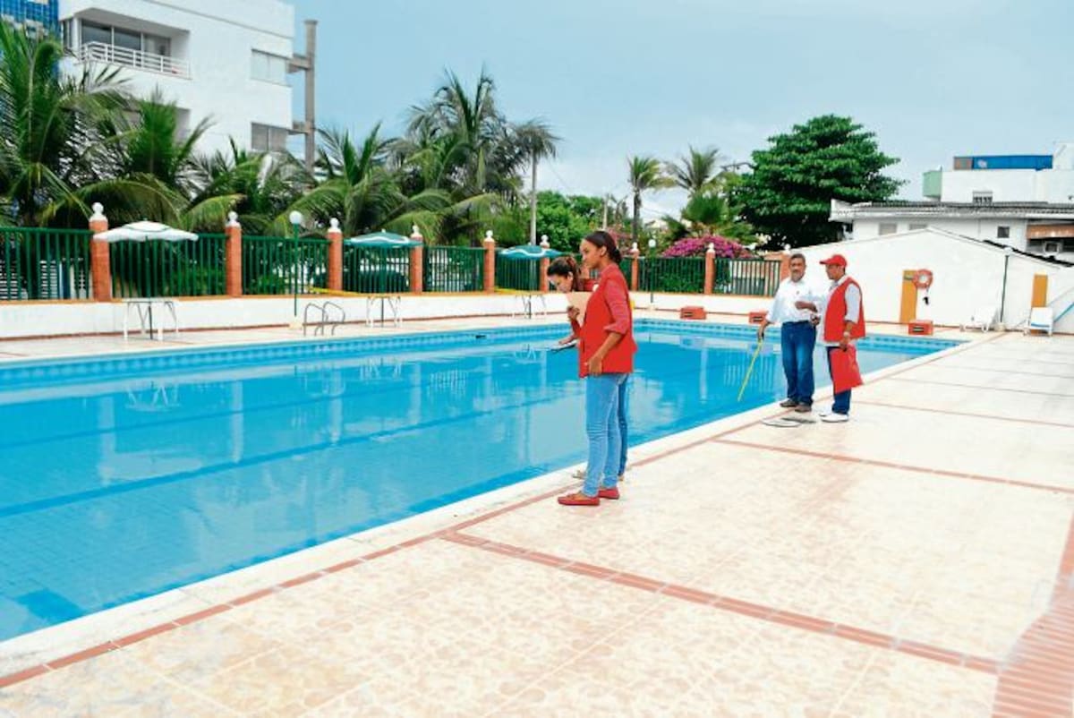 Falta de señalización de las profundidades de los estanques, mal estado de las escaleras y falta de mecanismos para impedir el acceso de niños a la piscina de adultos entre otros, se encontró en el operativo. CORTESÍA