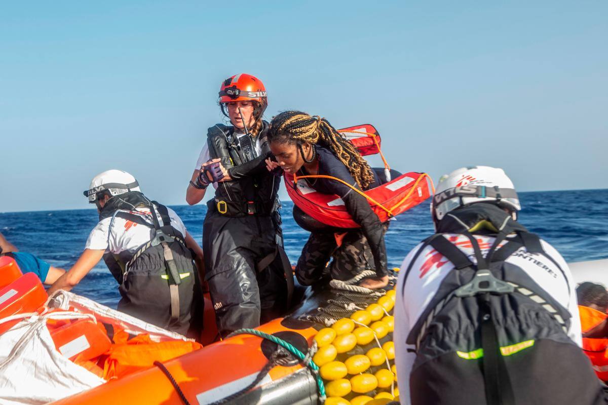22 migrantes desaparecidos y un muerto en naufragio en el Mediterráneo