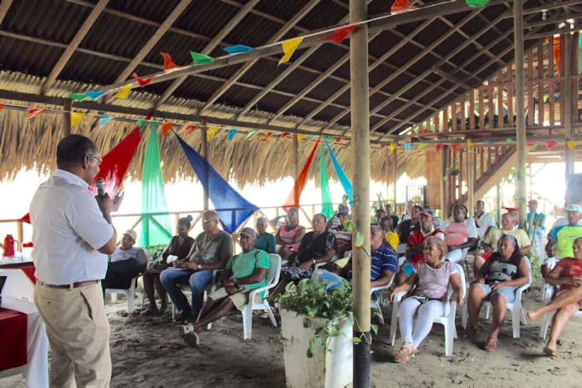Miembros del Tecnológico explicando a la comunidad en qué consiste el proyecto. //Cortesía.
