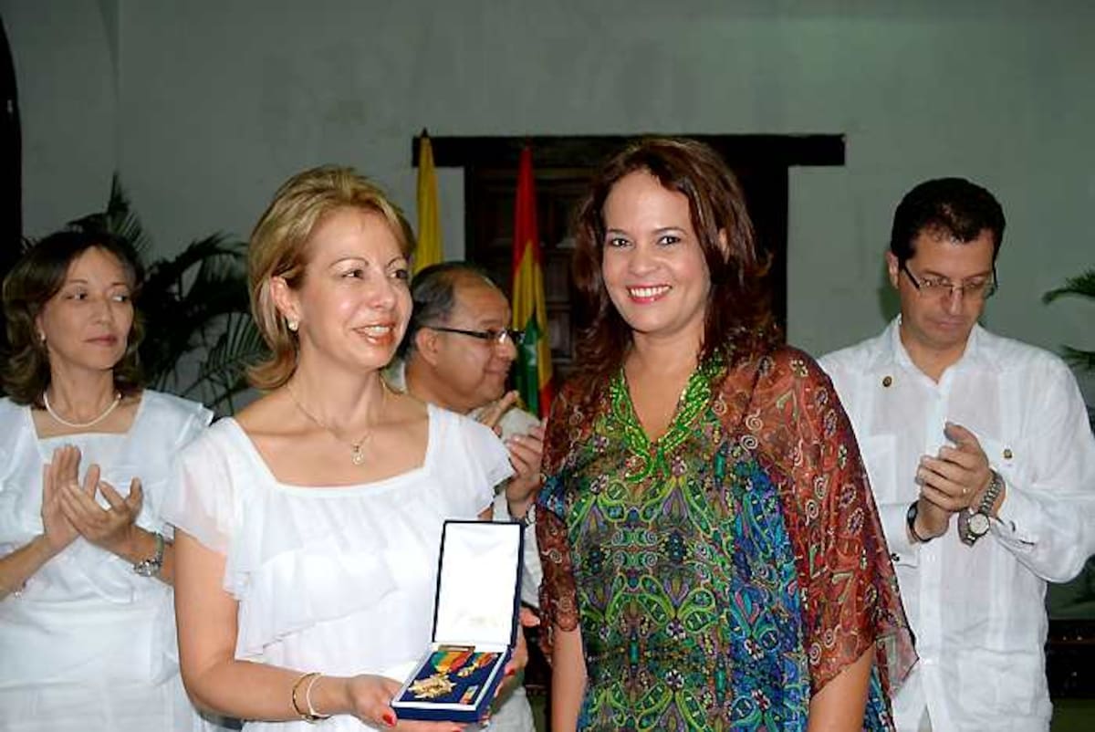 Gervasia Valenzuela Sosa, directora de la Escuela Nacional de la Judicatura de República Dominicana con la alcaldesa Judith Pinedo, quien le entregó la condecoración.