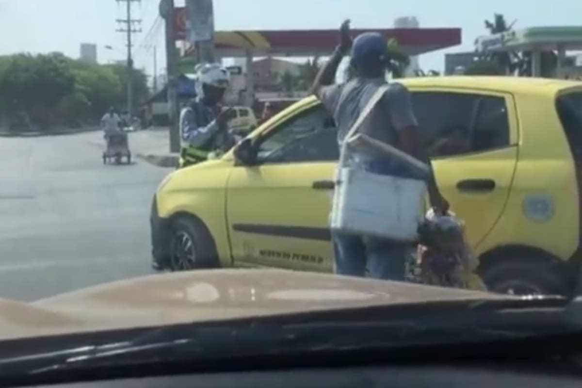 Video: taxista arrolla a agente de tránsito