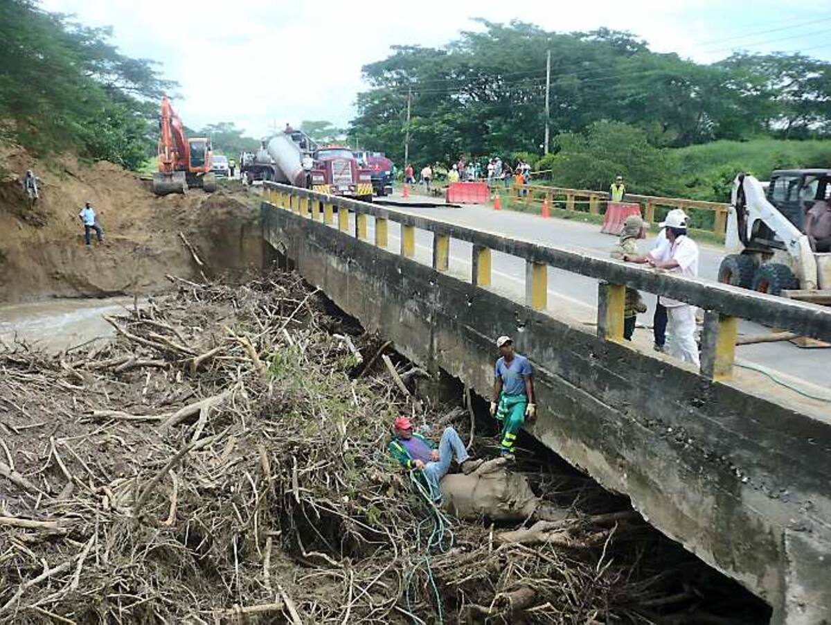 Las basuras obstruyeron el paso de las aguas, que terminaron socavando una de las orejas del puente. FOTO RUBEN DARIO ALVAREZ-ELUNIVERSAL