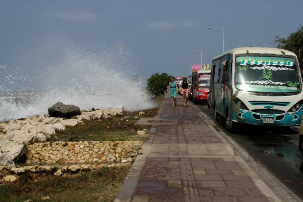 El tráfico se ha visto afectado en Bocagrande por la subida de la marea, ocasionada por el frente frío. Foto: Kailline Giraldo