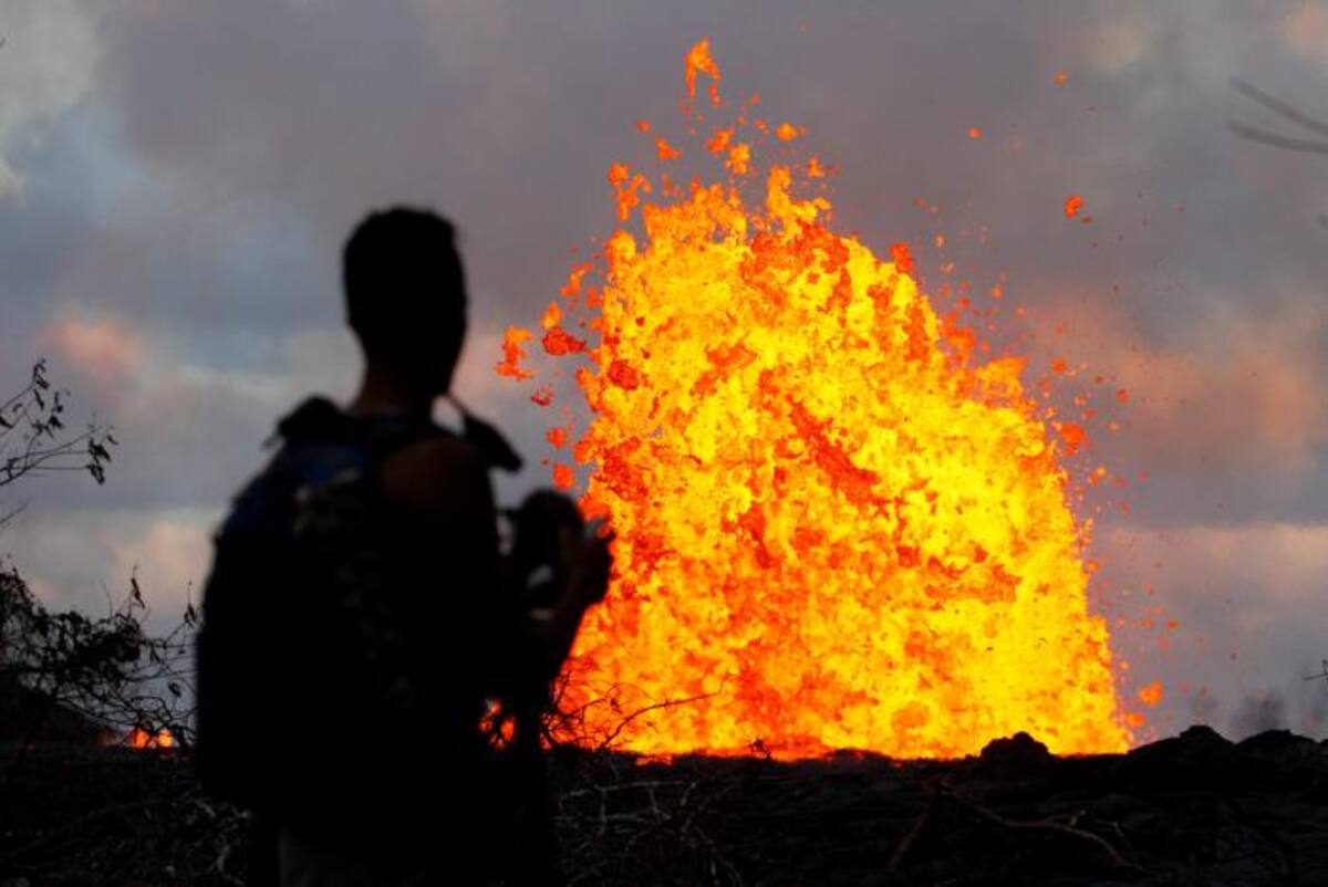 Las llamas azules por el consumo de gas metano son el más reciente fenómeno natural que despliega la erupción del volcán Kilauea en Hawai. AP George F. Lee