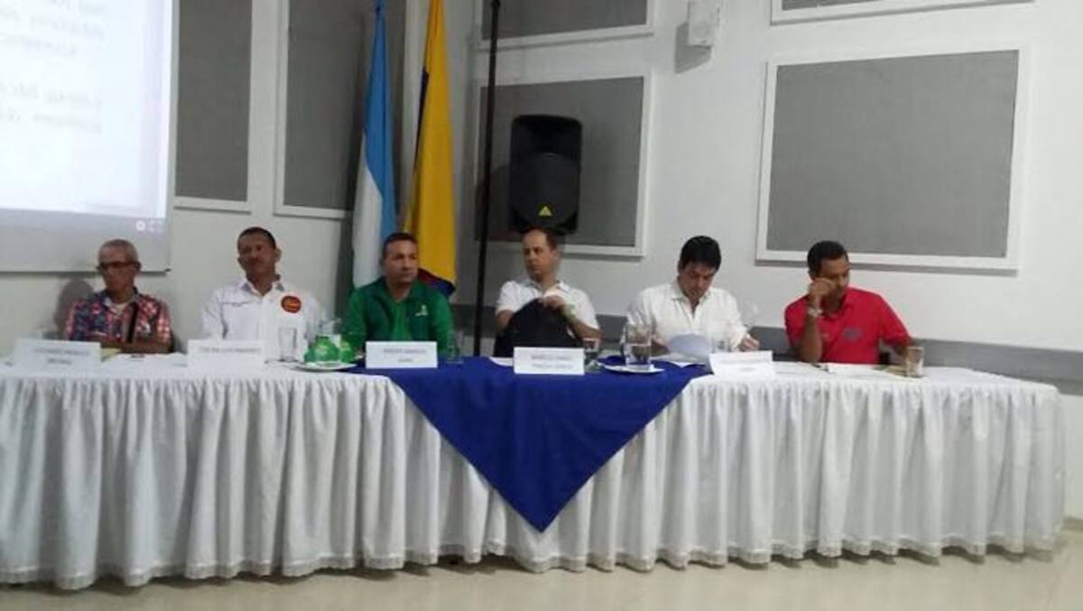 Los seis candidatos a la Alcaldía de Montería en la firma del pacto. EL UNIVERSAL