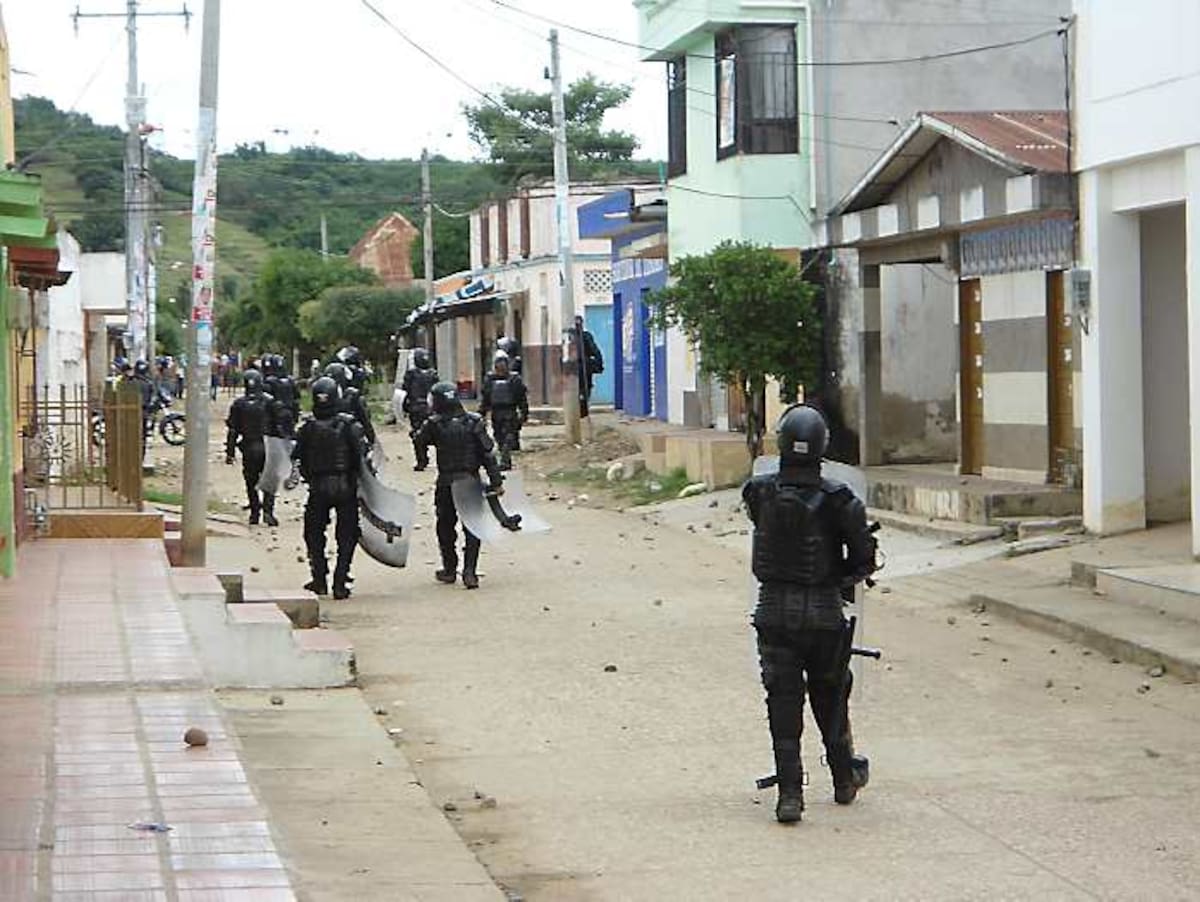 Los desmanes se presentaron cuando familiares de David Antonio Castro, muerto durante los enfrentamientos que sostuvo la fuerza pública y los manifes-tantes del barrio La Paz, el pasado lunes, conducían su féretro hasta el cementerio municipal. LILA LEYVA VILLARREAL, CORRESPONSAL EL UNIVERSAL