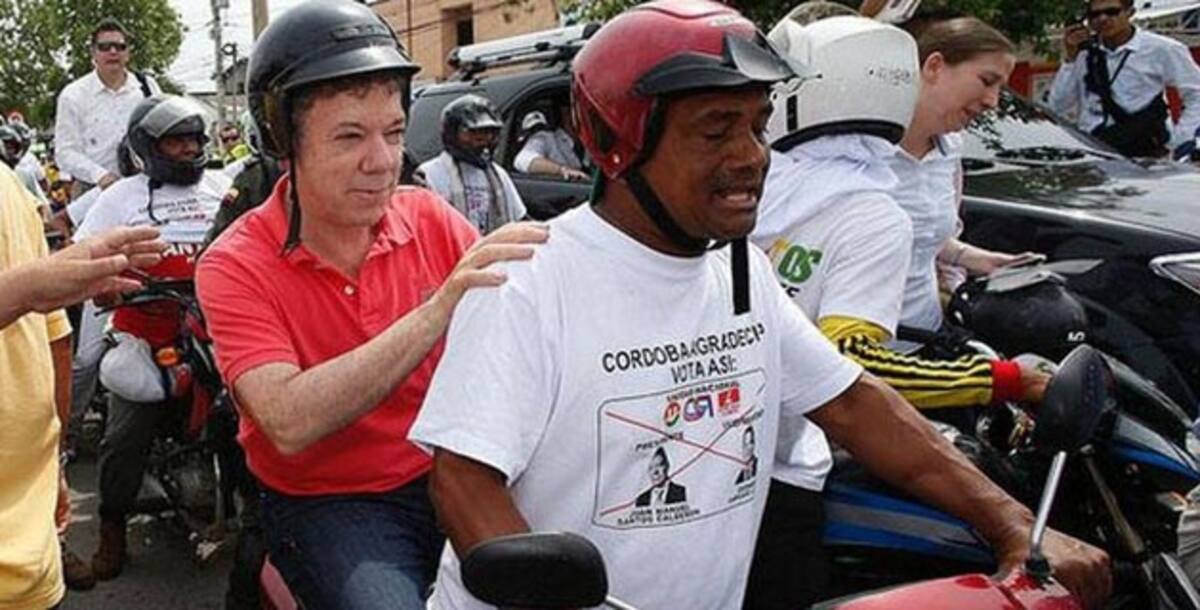 El presidente Juan Manuel Santos con el mototaxista Eliseo Guillén Yánez. COLPRENSA