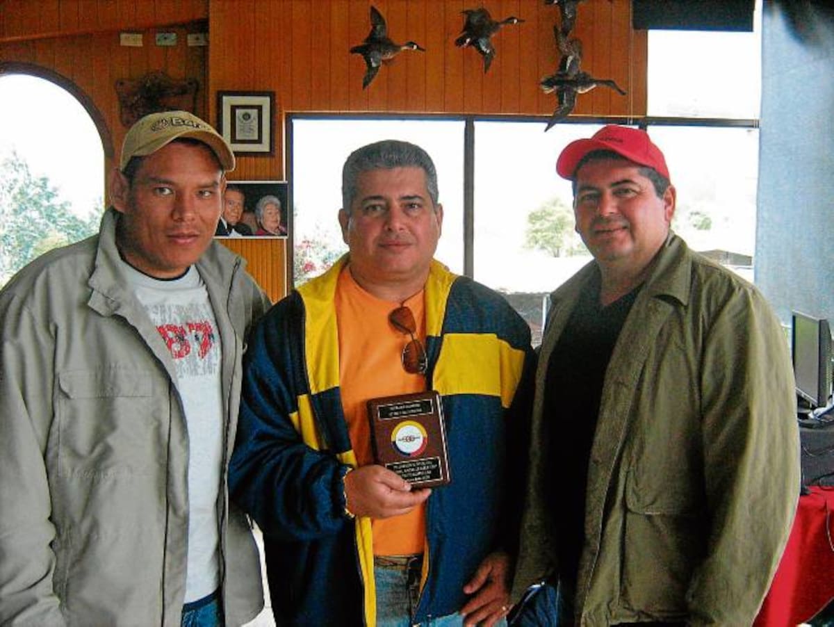 Nicolás Tordecilla Guerra (izquierda) en compañía de los hermanos Óscar y Salim Haddad García, trío que aspira ganar medallas en Juegos Nacionales.