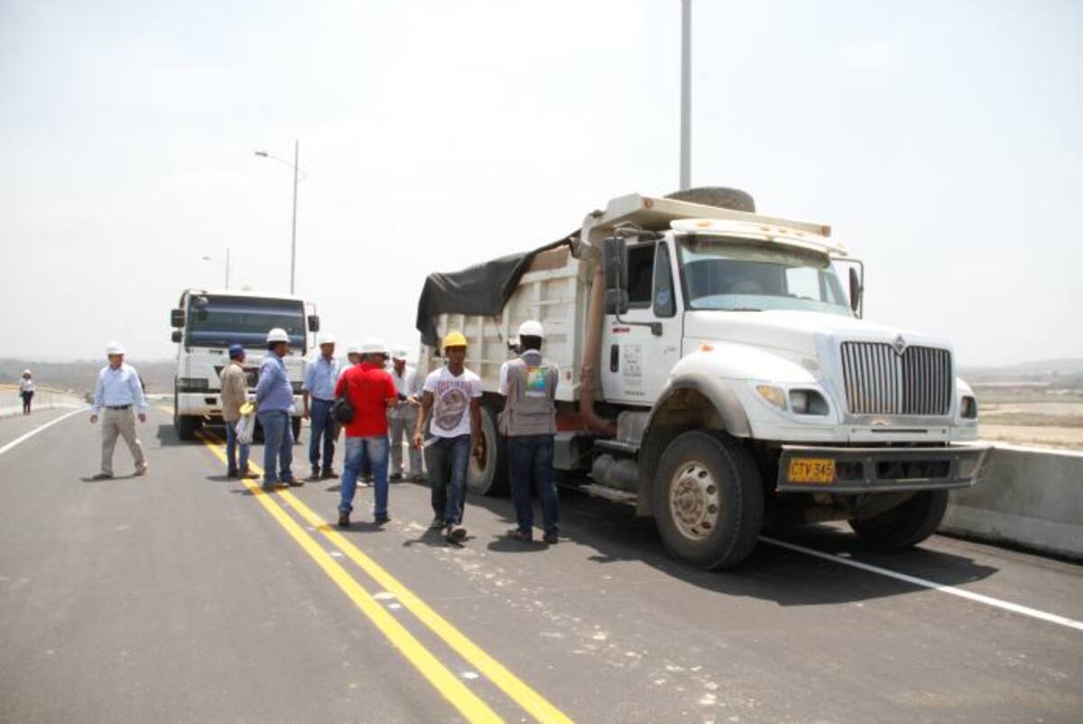 Hasta la una de la tarde se extendió la prueba de resistencia del Puente de la Conectividad. Se espera que antes de Semana Santa se inaugure la estructura. // ÓSCAR DÍAZ- EL UNIVERSAL
