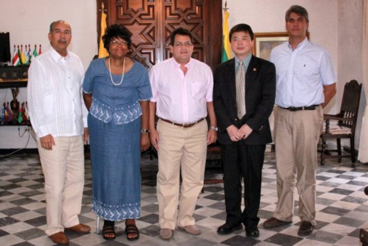 El rector de Unicartagena, Germán Sierra; Thelma Snuggs, de la Universidad de Purdue; el gobernador de Bolívar, Alberto Bernal y Liping A. Cai, experto en turismo de la institución norteamericana. cortesia