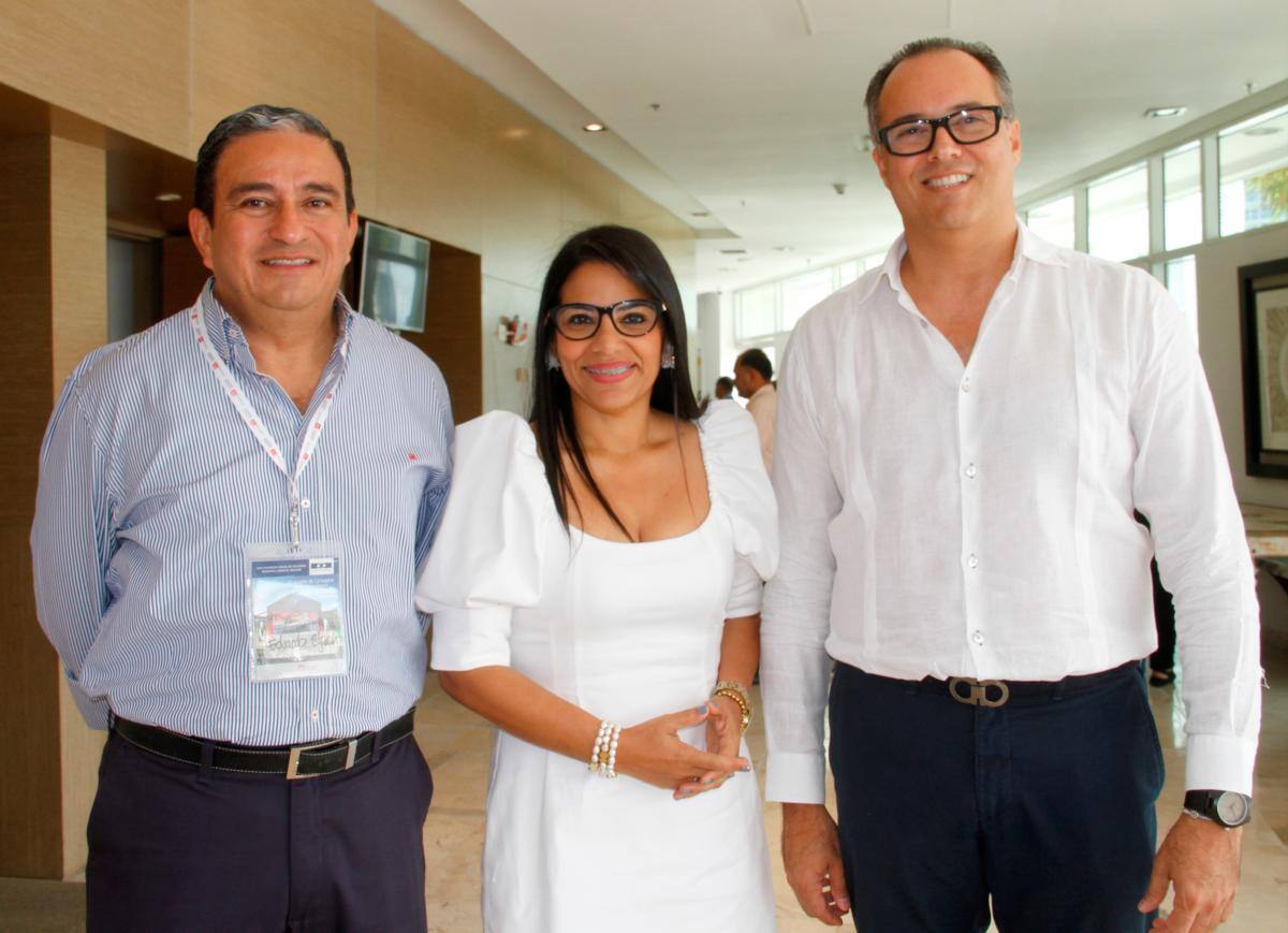 Arturo Eljach, Diana Martínez Berrocal y Álvaro González.