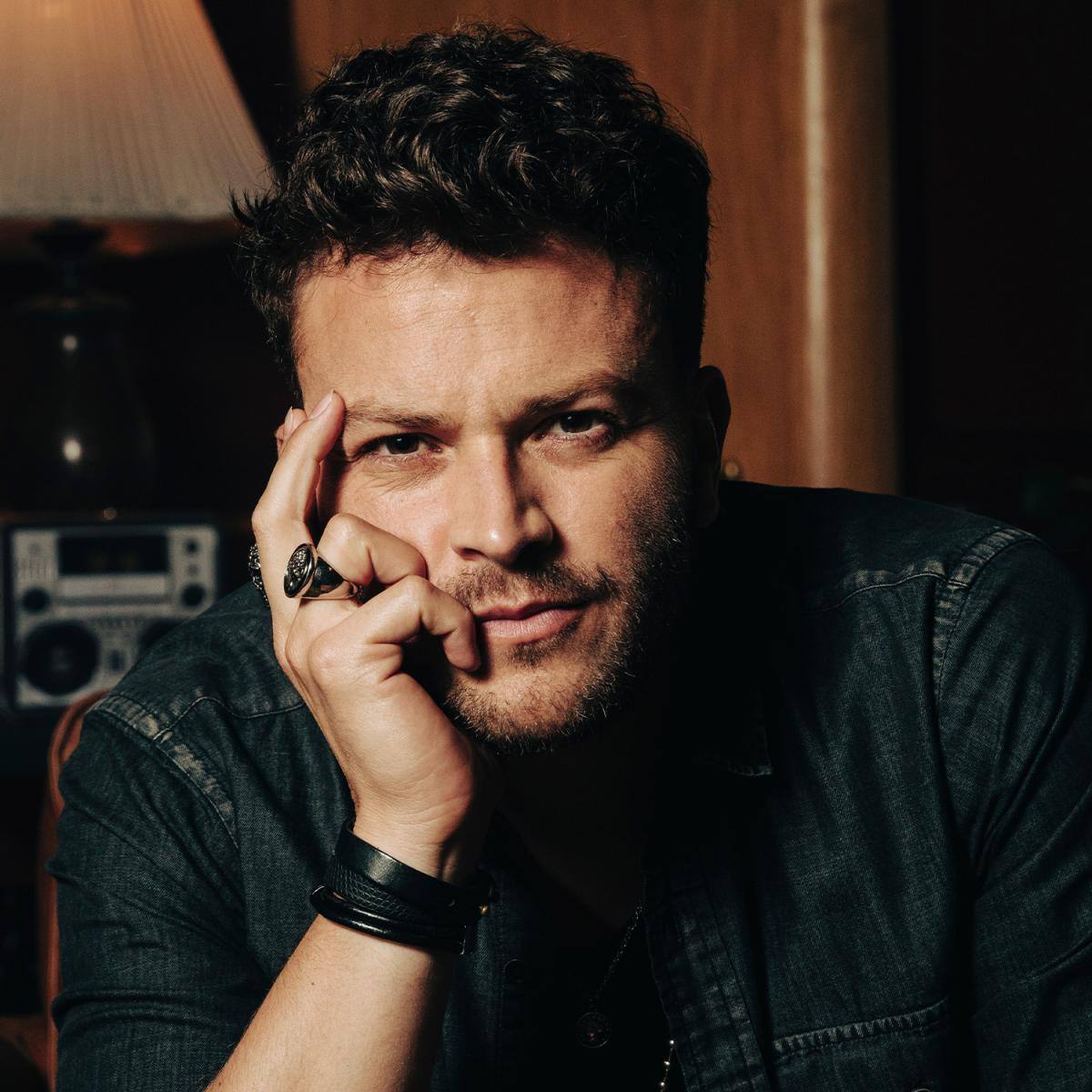 Aunque se está involucrando en nuevos ritmos, Gusi no abandona el acordeón, ese instrumento que al igual que la guitarra, lo acompañan siempre. FOTOS DANIEL AMÉZQUITA / CORTESÍA PAOLA ESPAÑA COMUNICACIONES