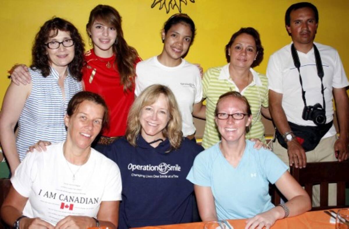 Elizabeth Fudge, Alesia Wiggs y Maureen Kisicki. De pie: Jackeline Kae, Christina Hernández, Yanelle Cruz, María Cristina D´Luyz y Antonio Plazas.