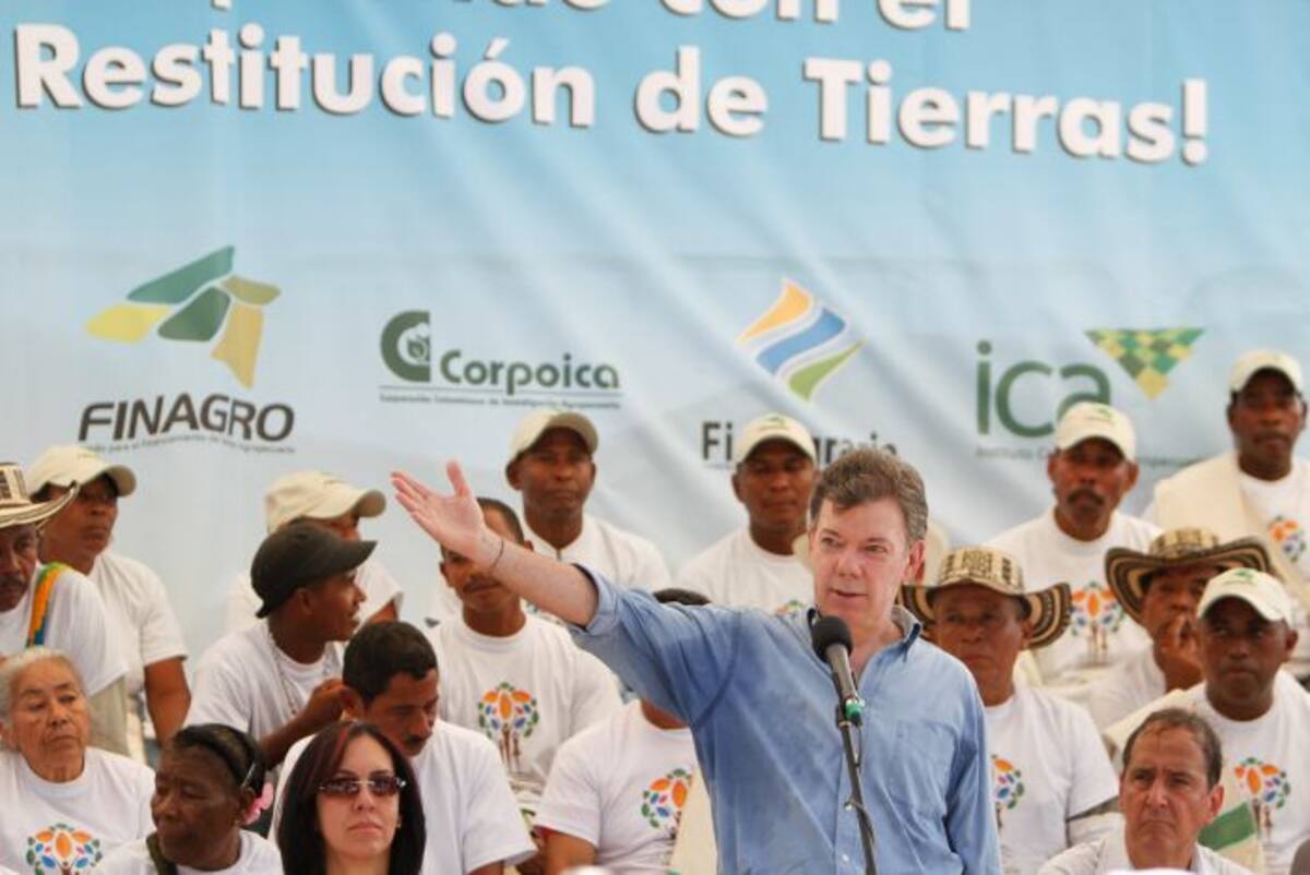 El presidente Juan Manuel Santos Calderón entregó ayer títulos de propiedad de predios a 31 familias de Mampuján (Marialabaja, Bolívar). ÓSCAR DÍAZ - EL UNIVERSAL