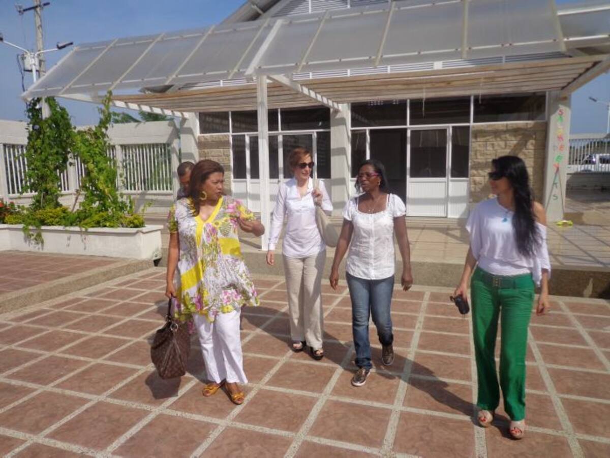 Visita al centro cultural de Punta Canoas. En la foto la Directora de Fomento Regional del Ministerio de Cultura, María Claudia Paria Durán junto a la Directora del IPCC, Oviris Caraballo Salgado.