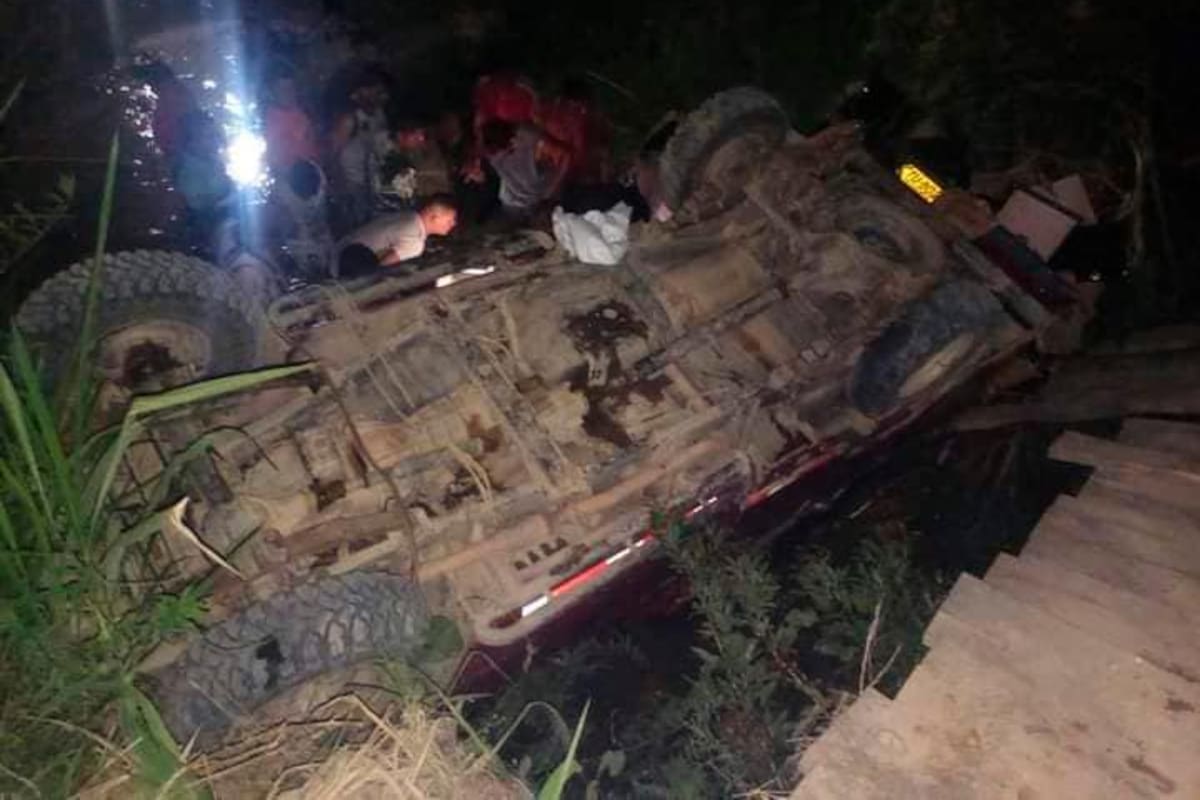 Carro se volcó y cayó de un puente: profesor bolivarense murió