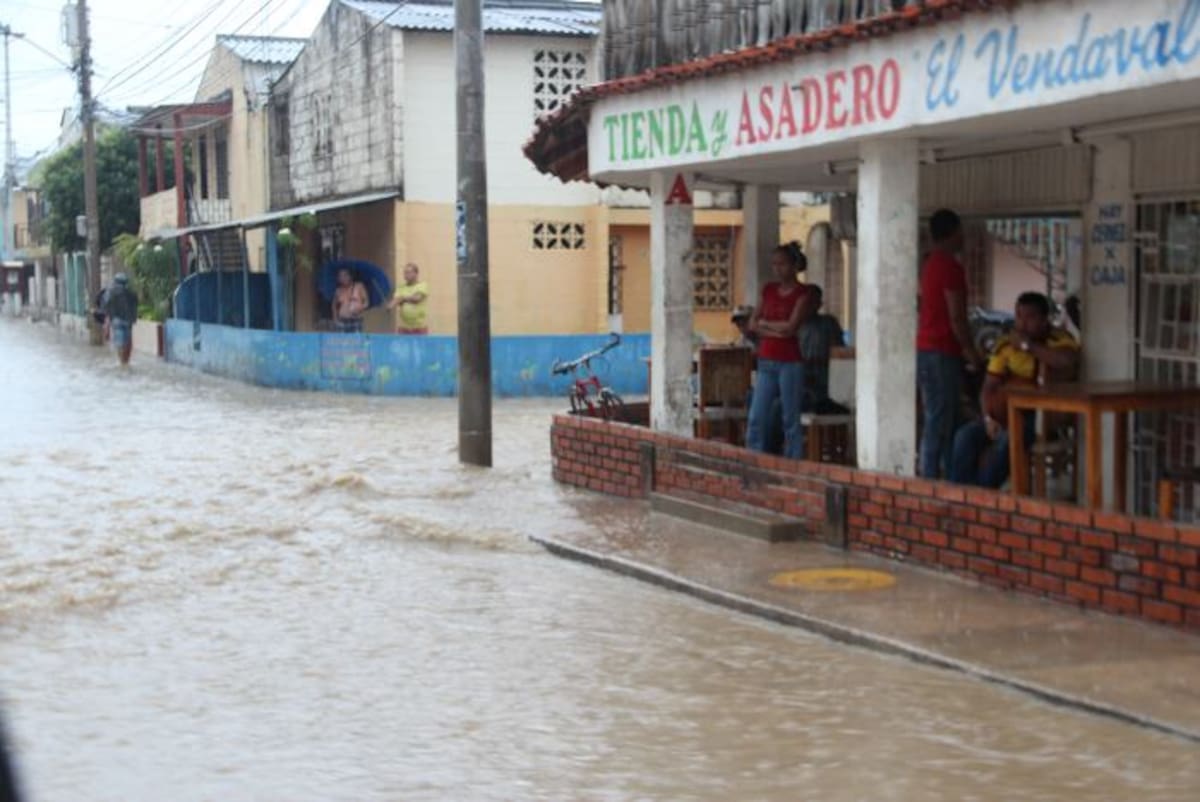 Los habitantes de Las Palmeras deben soportar alcantarillas destapadas cada vez que llueve, y además, los malos olores que esto produce. ELUNIVERSAL.COM.CO