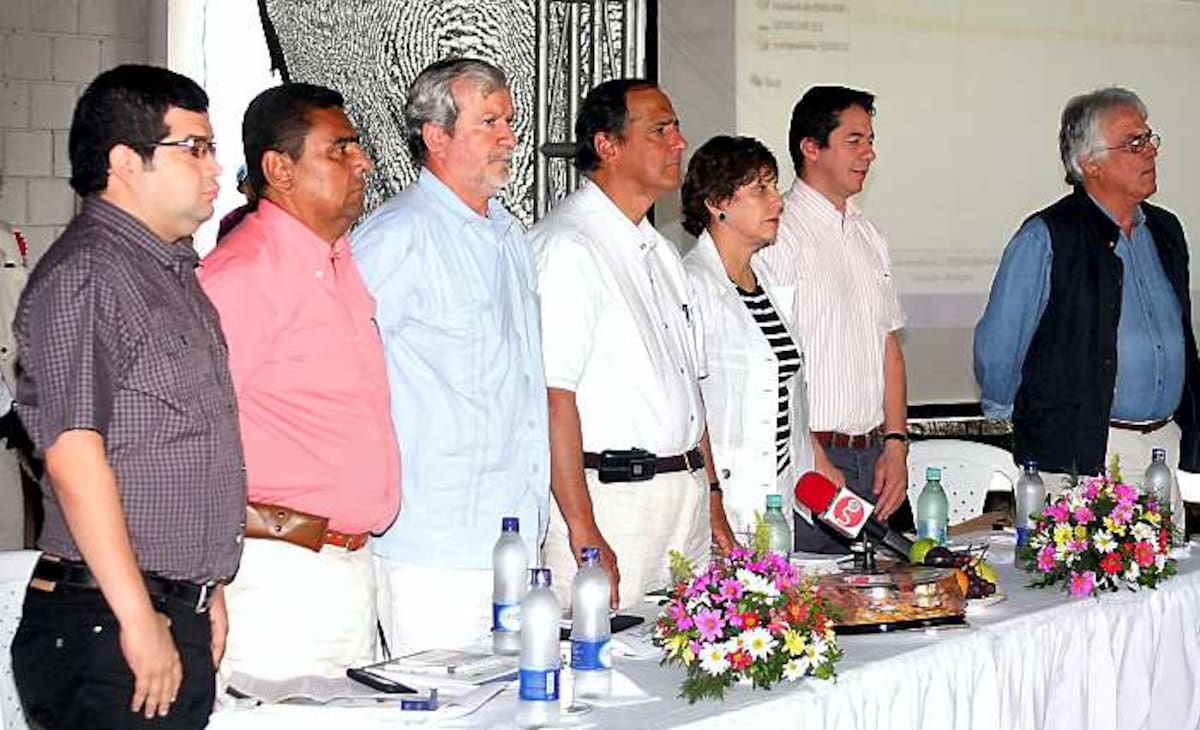 El alcalde de Ovejas, Antonio García; el secretario de Agricultura de Sucre, Luis Arrieta Cervera; el ministro de Agricultura, Juan Camilo Restrepo y otros funcionarios nacionales durante la presentación del proyecto de derechos sobre tierras en los Montes de María.