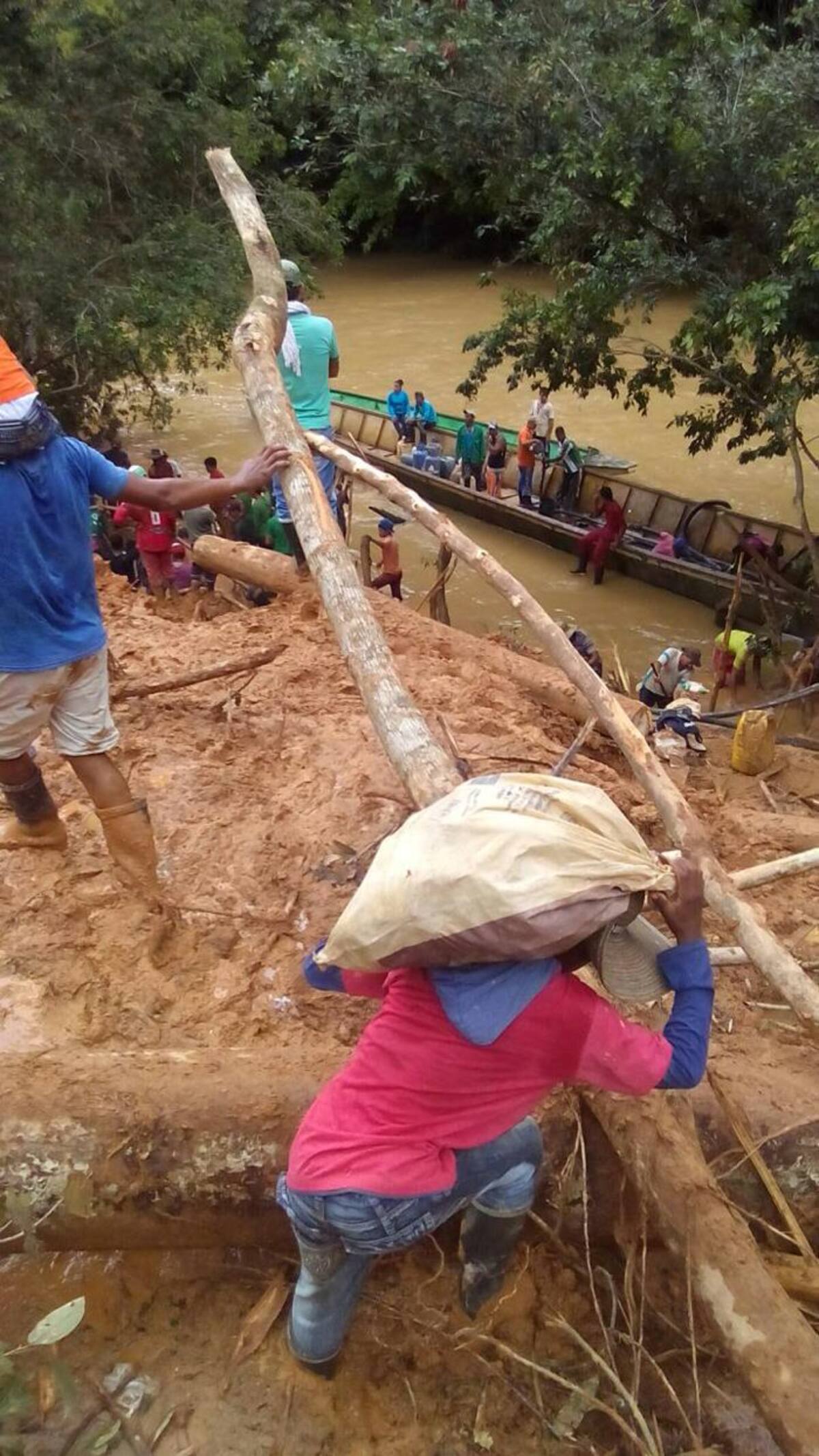 Los organismo de socorro y la comunidad trabajan incansablemente para hallar el otro cuerpo. //Archivo.