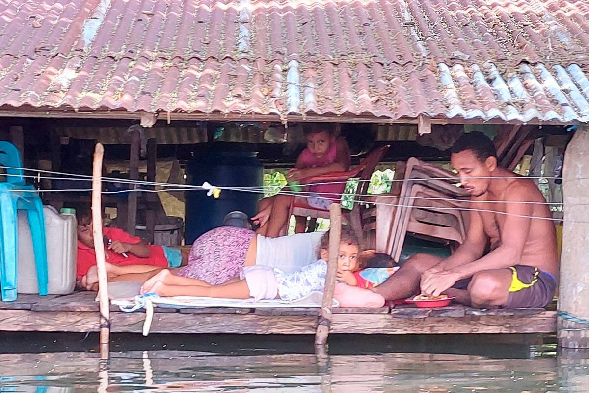 El latente drama de las inundaciones detrás de una impactante fotografía