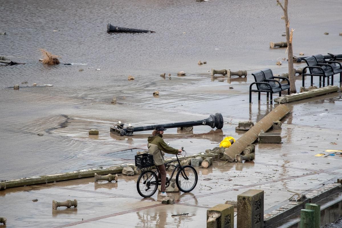 Área inundada después de que el huracán Ian arrasara el Centennial Park en Fort Myers, Florida. //Efe