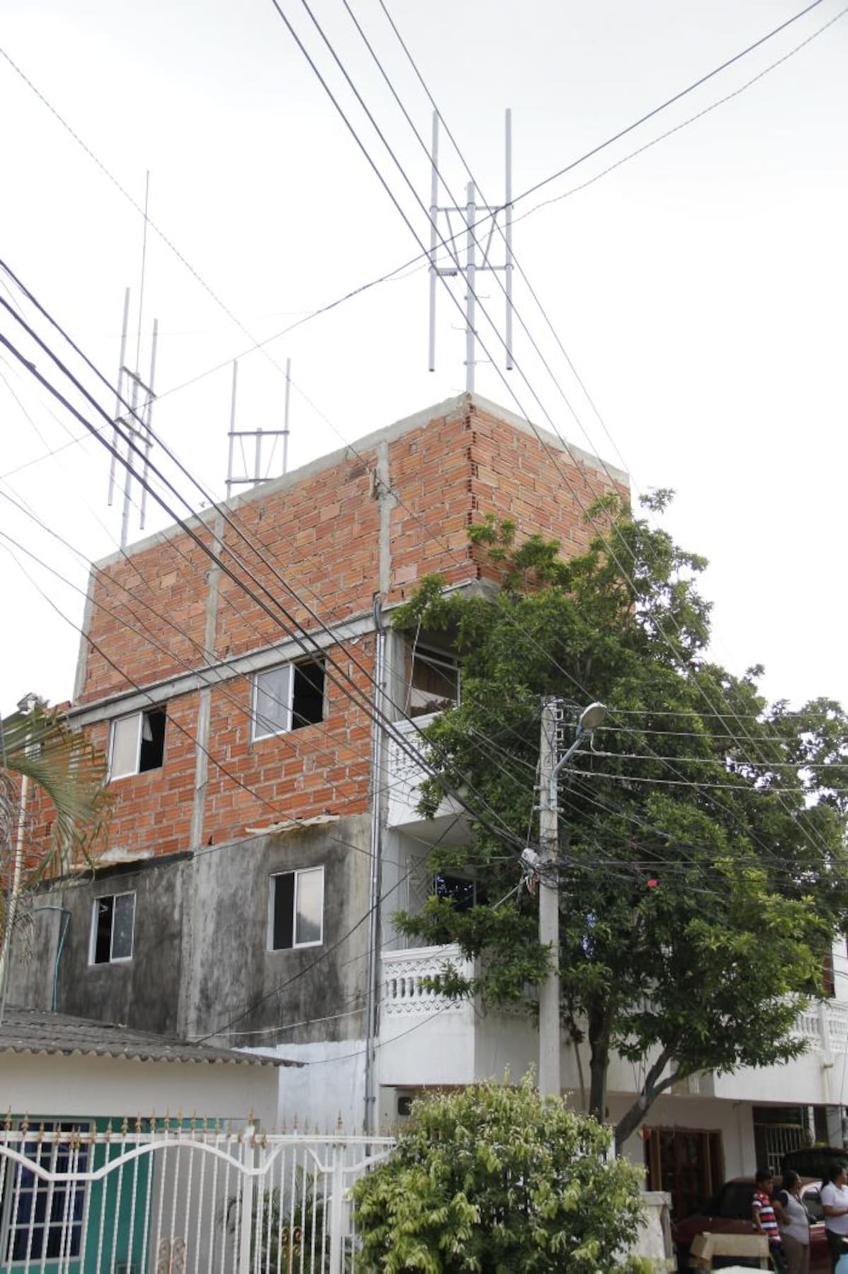En el barrio Vistahermosa, esta antena causó polémica entre los vecinos. FOTO AROLDO MESTRE-EL UNIVERSAL
