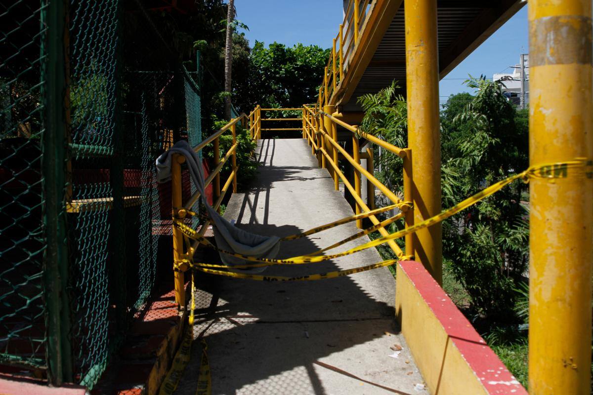 Los dos extremos del puente están sellados con cintas que advierten el peligro.