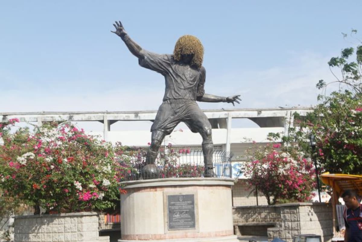 La estatua del Pibe Valde-rrama se puede observar en el estadio Eduardo Santos. Pe-dro Hernández, vendedor ambulante, espera ver pronto ahí mismo la de Falcao Gar-cía. Julio Castaño-El Universal