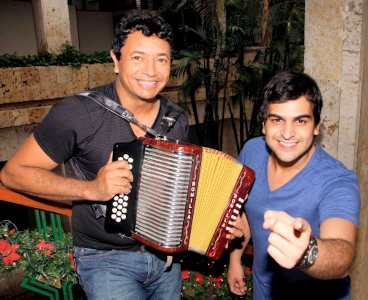 Este joven de 25 años, Alejandro Palacio, y su acordeonero Oscar bonilla, ya presiden un grupo de seguidores que se denominan “alejandristas”.