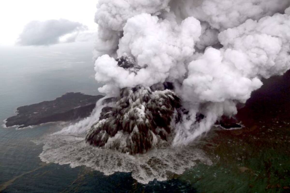Indonesia busca supervivientes del tsunami y vigila el volcán que lo ocasionó