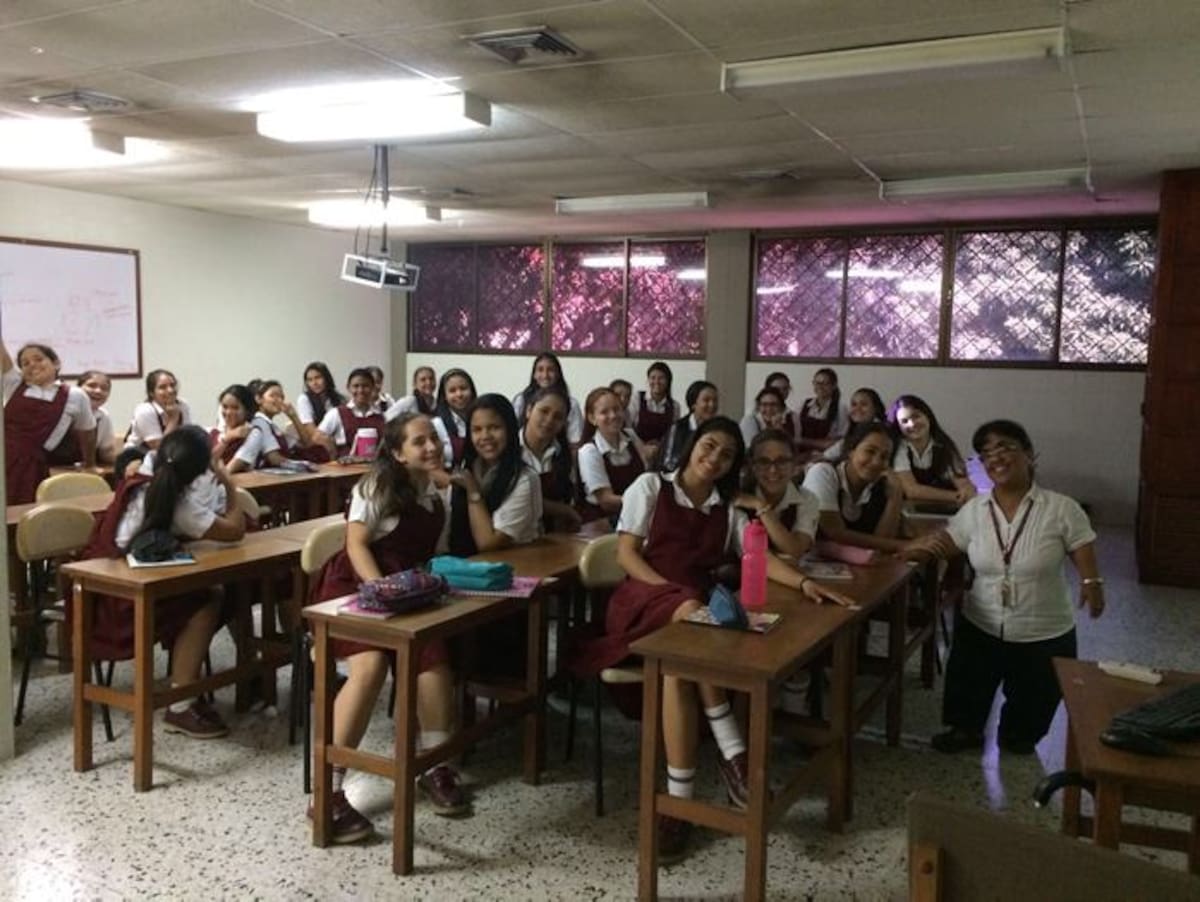 Karina Rojas Suárez sostiene una bonita relación con sus estudiantes. Aquí, en un aula del Colegio Eucarístico, de Manga.