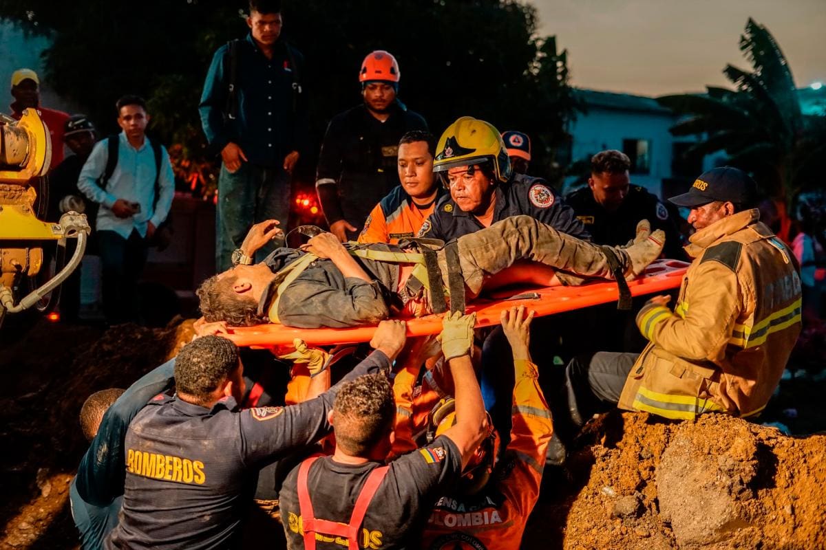 Dramático: así fue el rescate de 2 trabajadores en cementerio de Cartagena
