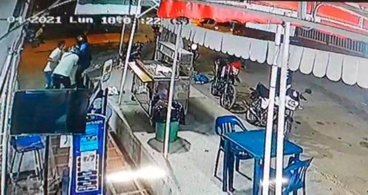 En un video se observa cuando el escolta forcejea con el delincuente que lo toma por el cuello y le dispara.