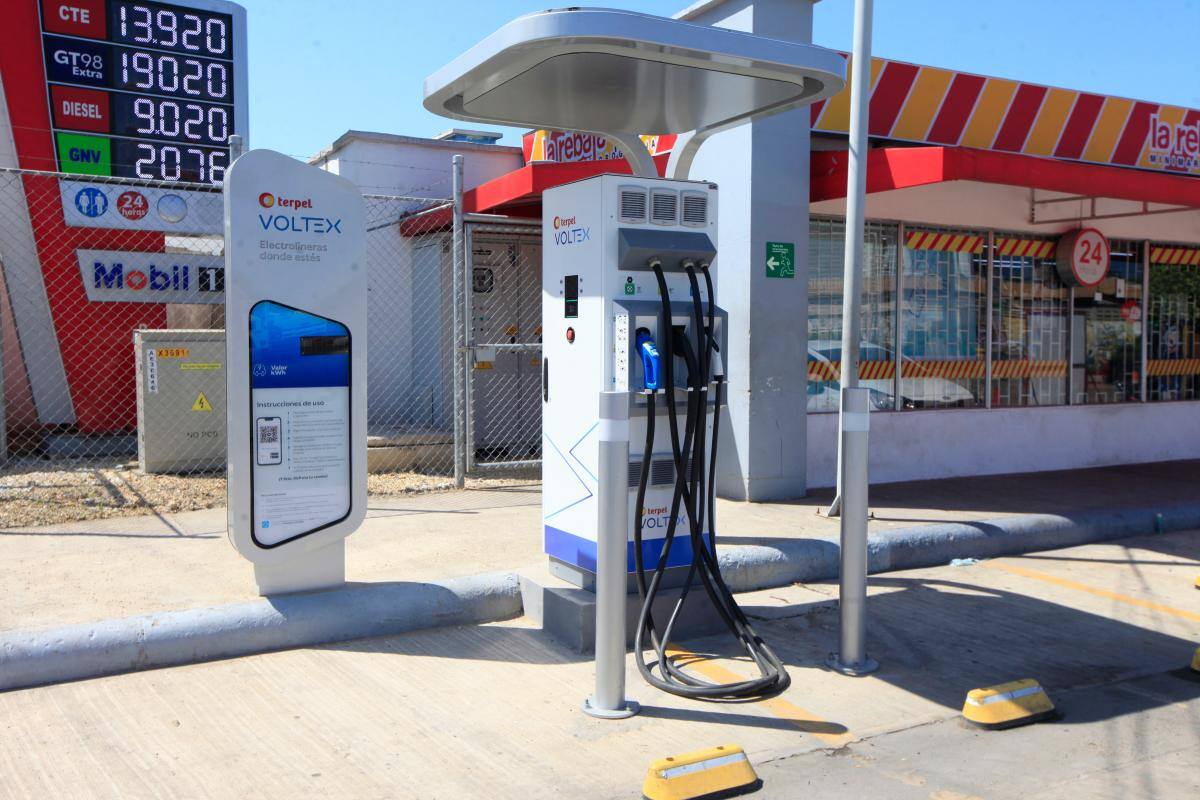 Electrolinera para vehículos eléctricos en EDS de Terpel. //Julio Castaño