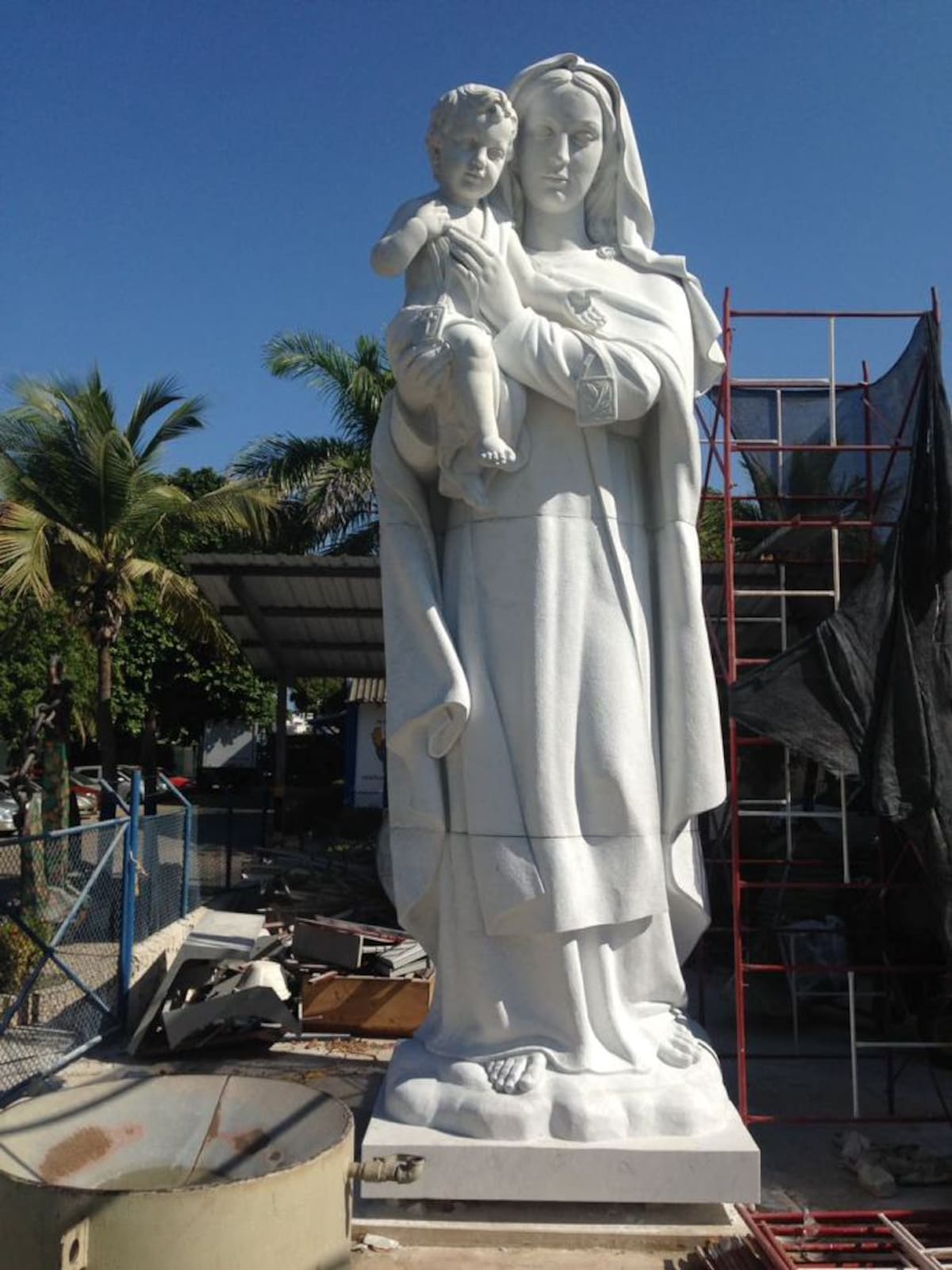 La Virgen del Carmen, la patrona de los conductores y navegantes, es una escultura que pesa más de 35 toneladas. Cortesía