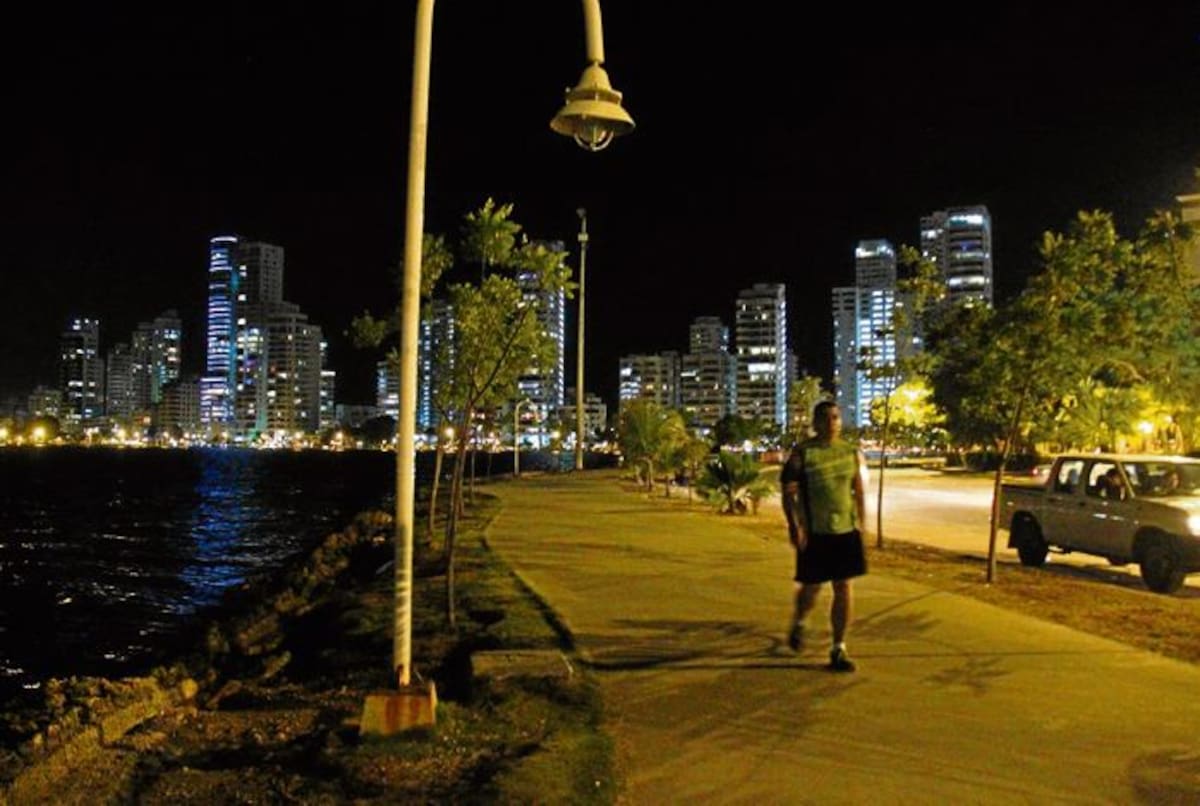 La oscuridad reina en varios tramos del Paseo Peatonal de Bocagrande, lo cual representa peligro para los transeúntes. KAILLINE GIRALDO, GENTE BAHÍA-EL UNIVERSAL