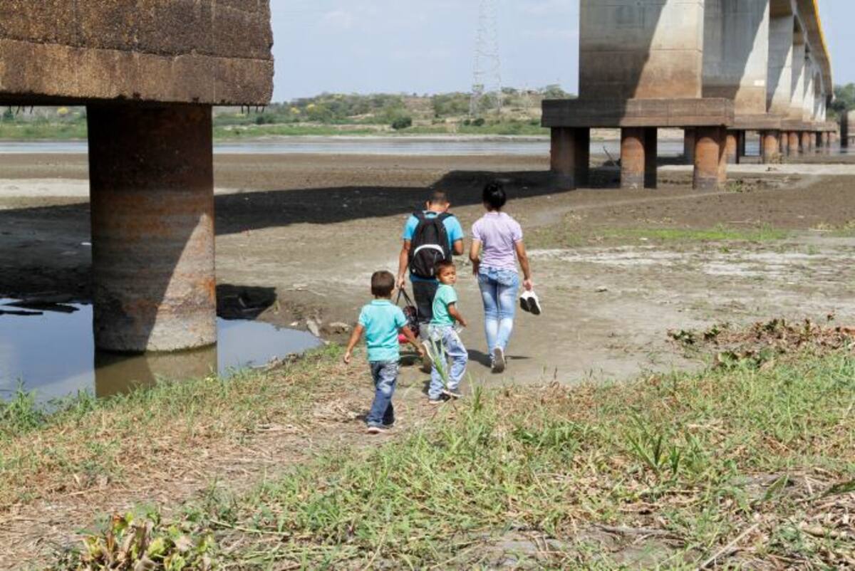 Así luce un brazo del río entre Plato (Magdalena) y Zambrano (Bolívar). Esta tan seco que la gente lo cruza a pie, el panorama es desolador. //JULIO CASTAÑO-EL UNIVERSAL