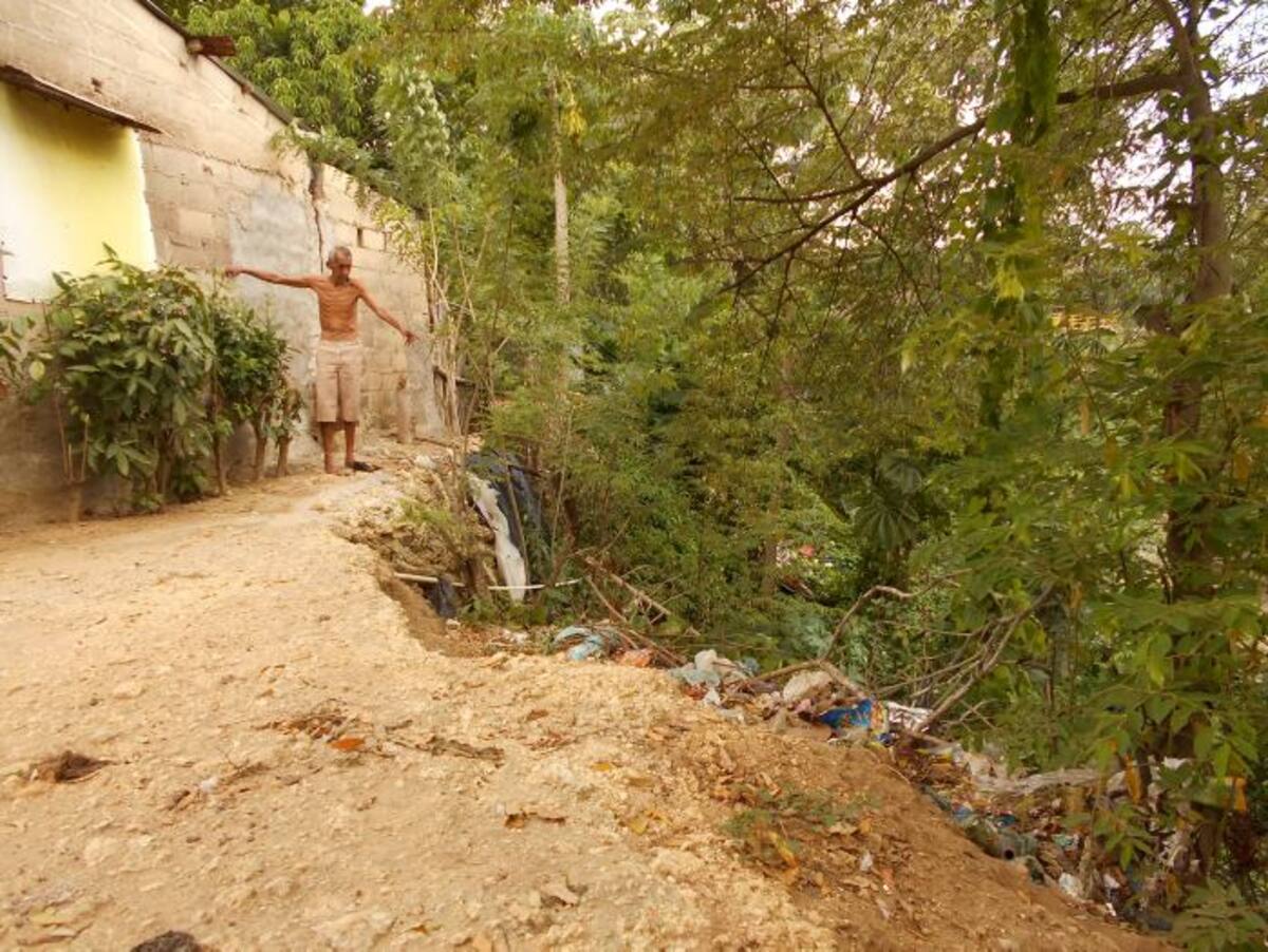 Andrés Castro vive angustiado porque el arroyo se podría llevar su casa. ATILANO MEZA MOUTHON