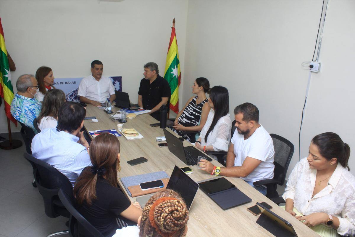 Fotos: la primera reunión de Dumek Turbay con su Comisión de Empalme