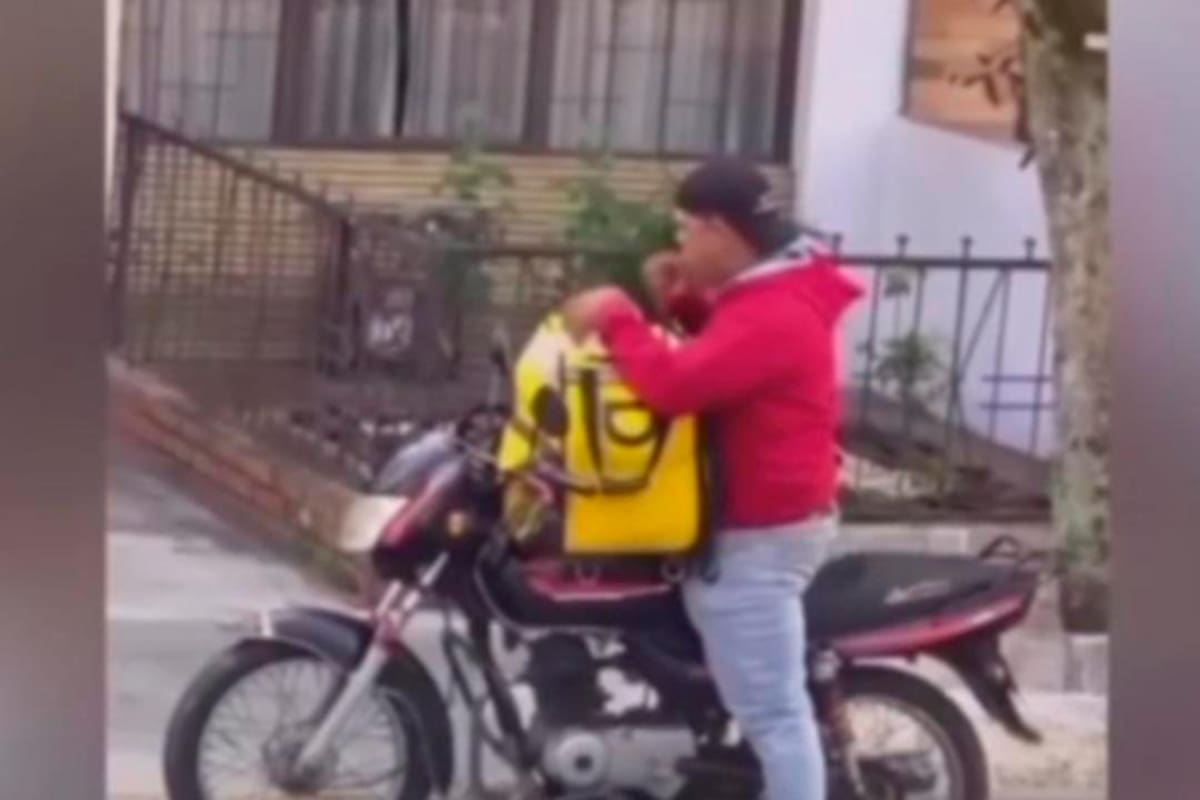 Video: domiciliario es captado probando la comida de los pedidos a entregar