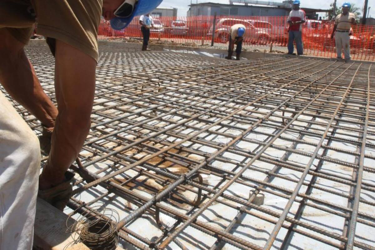 Obrero resultó gravemente herido al caer de una construcción