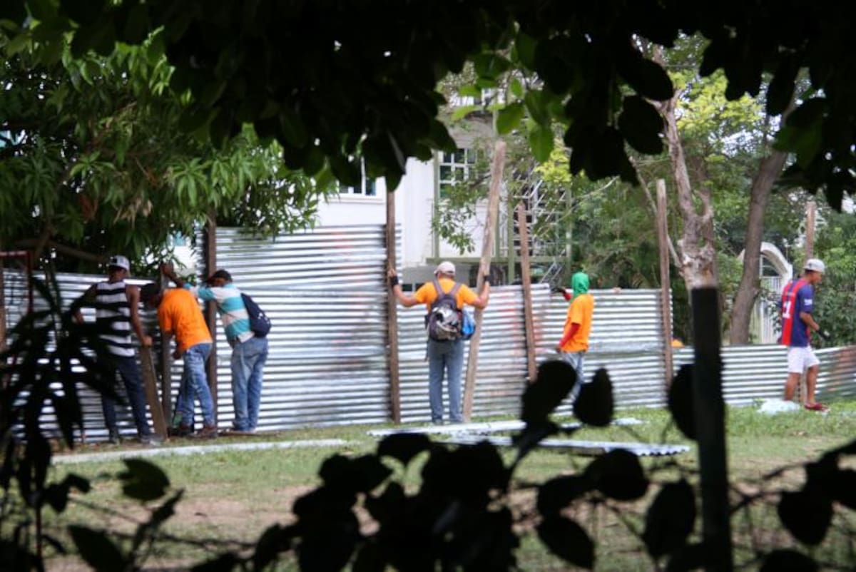 Finalmente el parque de La Troncal fue encerrado con laminas de zinc. Luis Eduardo Herrán - El Universal